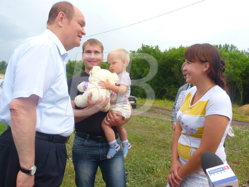 В.К. Бочкарев посетил  улицу Бибикова, где расположены дома для детей-сирот.