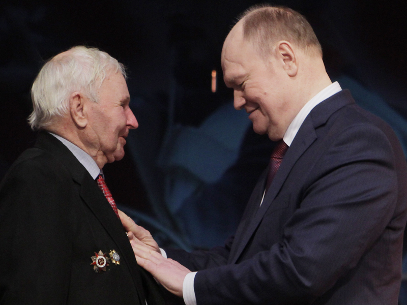 Василий Николаевич Абрамкин получает юбилейную медаль из рук губернатора Пензенской области В.К. Бочкарева.