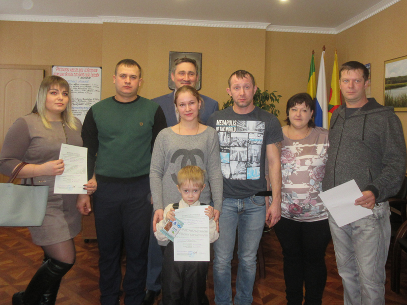 Четыре бековских семьи получили жилищные сертификаты